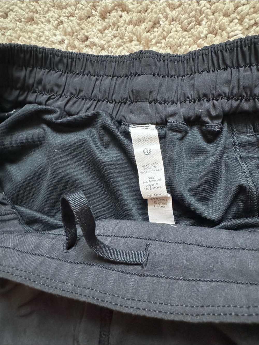 lululemon Hotty Hot Low-Rise 2.5 inch Shorts | Size 6 - Picture 5 of 5